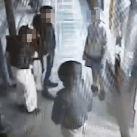 Βίντεο ντοκουμέντο: Η στιγμή που ανήλικος ληστής χτυπά 19χρονο στο Τραμ για να του πάρει την αλυσίδα