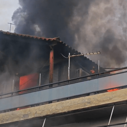 Φωτιά σε διαμέρισμα στο Χαϊδάρι - Καίγονται δυο όροφοι, αποκλεισμένοι άνθρωποι στην ταράτσα