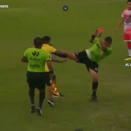 Διαιτητής στο Περού «ξάπλωσε» με κλοτσιά παίκτη που έτρεχε για να του επιτεθεί [Vid]