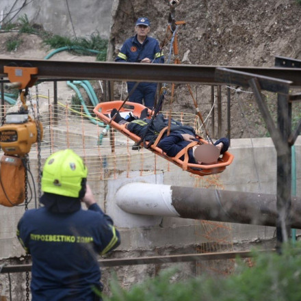 Σοβαρό εργατικό ατύχημα στη Λάρισα: Εργάτης έπεσε μέσα σε φρεάτιο και τραυματίστηκε