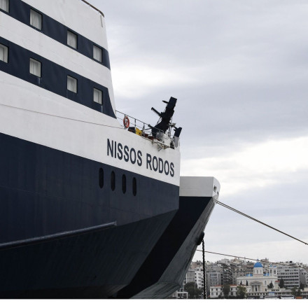 Προβλήματα πρόσδεσης για το «Νήσος Ρόδος» στο λιμάνι της Χίου - Βίντεο δείχνει την μπίντα να σπάει