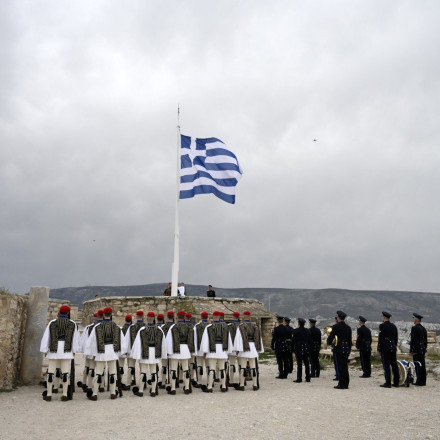Συγκίνηση στην έπαρση της σημαίας στον ιερό βράχο της Ακρόπολης την 25η Μαρτίου