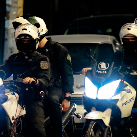 Επεισοδιακή καταδίωξη στην Κερατέα: 18χρονος δεν σταμάτησε σε έλεγχο - Τραυμάτισε δύο αστυνομικούς