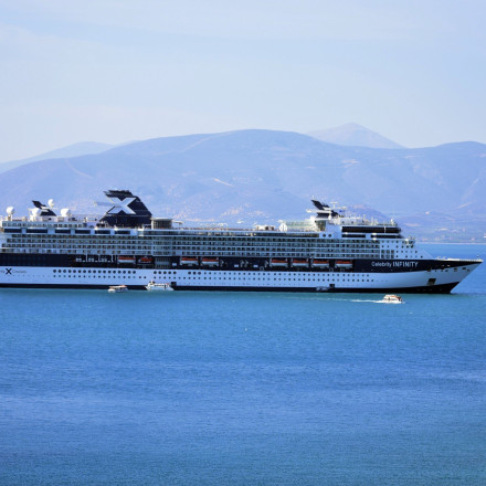 Celebrity Infinity: Το «πλωτό παλάτι» που μαγνήτισε τους δήμους στο Ναύπλιο