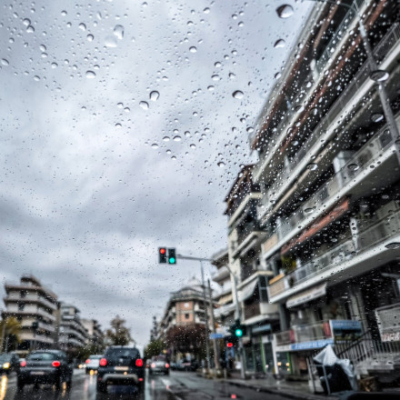 Αλλάζει «μοτίβο» ο καιρός:  Από τα 30αρια και τη σκόνη, στο κρύο με βροχές - Τι ισχύει για Αττική