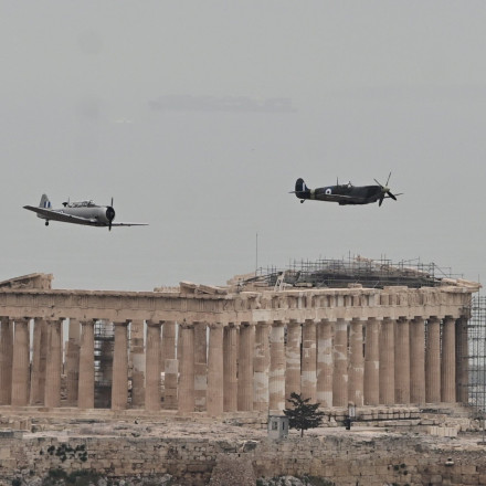 Μαχητικά πετούν πάνω από την Αθήνα - Δείτε φωτογραφίες και βίντεο από τα αεροσκάφη
