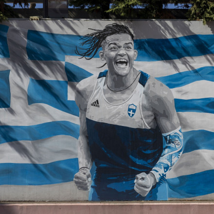 O Eμμανουήλ Καραλής έγινε γκράφιτι σε σχολείο στην Θεσσαλονίκη!