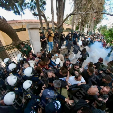 Πανεκπαιδευτικό συλλαλητήριo: Ένταση και χημικά έξω από το Μέγαρο Μαξίμου