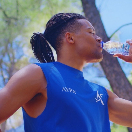 Φυσικό Μεταλλικό Νερό ΑΥΡΑ: Υπερήφανος υποστηρικτής του Εμμανουήλ Καραλή για 2η συνεχόμενη χρονιά