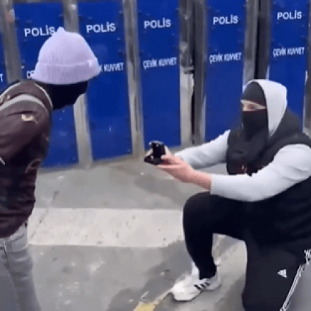 Κωνσταντινούπολη: Πρόταση γάμου μπροστά σε πάνοπλους αστυνομικούς και εν μέσω επεισοδίων - Βίντεο