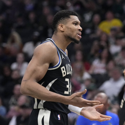 Έξαλλος ο Αντετοκούνμπο με τη διοίκηση των Μπακς - Θέλει να παίξει αλλά δε τον αφήνουν