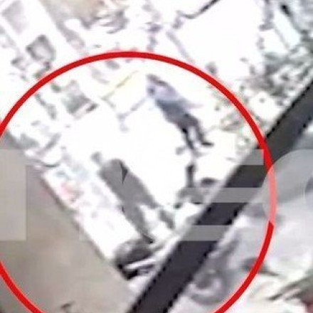 Ομόνοια: Η στιγμή που οι υπάλληλοι του εστιατορίου μεταφέρουν τον νεκρό άστεγο - Βίντεο ντοκουμέντο