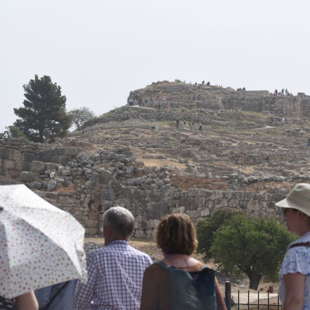 Καιρός: Καλοκαιρινή Δευτέρα με υψηλές θερμοκρασίες και λίγη συννεφιά