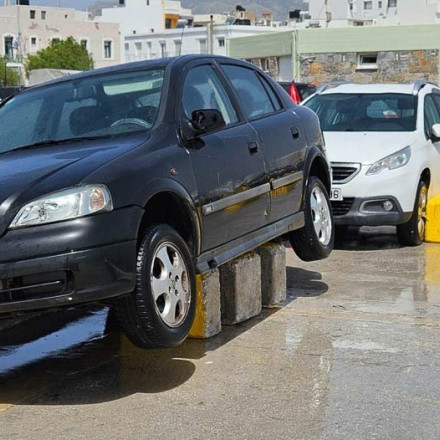 Κακοκαιρία στην Ιεράπετρα: Οχήματα παρασύρθηκαν στον προβλήτα από τα τεράστια κύματα