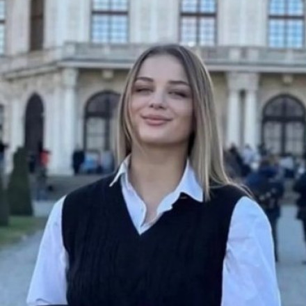 «Από ψηλά σκοπιά φυλάς για όλους εμάς»: Ρίγη συγκίνησης από συμφοιτητές της Κλαούντια στην παρέλαση