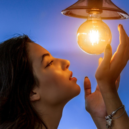 Ρεύμα: Κατακόρυφη πτώση στις τιμές χονδρεμπορικής Μαρτίου - Τι σημαίνει για τα τιμολόγια Απριλίου