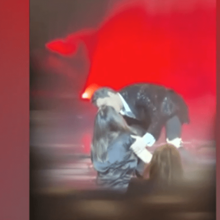 Σάκης Ρουβάς: Το τρυφερό φιλί και η αφιέρωση επί σκηνής στη Σαλονικιά που έχει ερωτευτεί