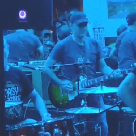 Ερνέστο Βαλβέρδε: Από τους πάγκους σε ροκ... μπάντα - Το βίντεο που τον δείχνει να παίζει κιθάρα [Vid]