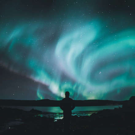 Βίντεο: Μυστηριώδης μπλε λάμψη εμφανίστηκε στον ευρωπαϊκό ουρανό - Πώς εξηγείται