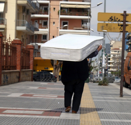 Θεσσαλονίκη: 2.500 στρώματα το χρόνο πεταμένα στα πεζοδρόμια - Λύση στο πρόβλημα ψάχνει ο Δήμος Θεσσαλονίκη: 2.500 στρώματα το χρόνο πεταμένα στα πεζοδρόμια - Λύση στο πρόβλημα ψάχνει ο Δήμος