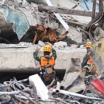 Μιανμάρ: Απελπισία πάνω από τα συντρίμμια - Άγνωστος αριθμός παγιδευμένων - Θρήνος και στην Μπανγκόκ