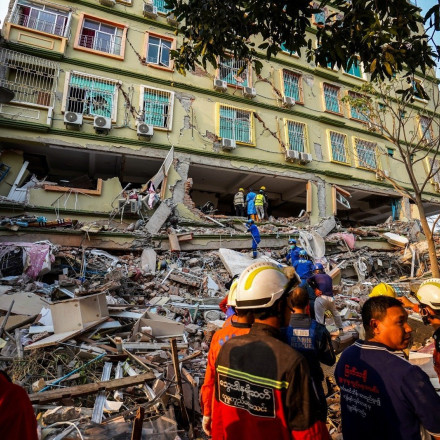 Σεισμός στη Μιανμάρ: Συνεχίζεται η μάχη κάτω από τα συντρίμμια - Τρομάζουν οι εκτιμήσεις των νεκρών