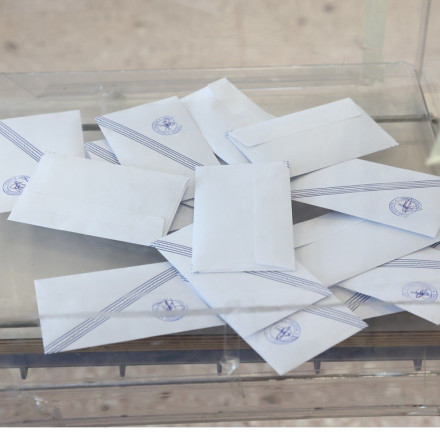 ΥΠΕΣ σε ΣΥΡΙΖΑ για ψήφο αποδήμων: «Θέλουν να ψηφίζουν 18.000 άνθρωποι ή ένα μεγαλύτερο μέρος;»