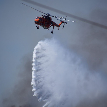 Φωτιά τώρα στη Νέα Μάκρη – Μήνυμα από το 112