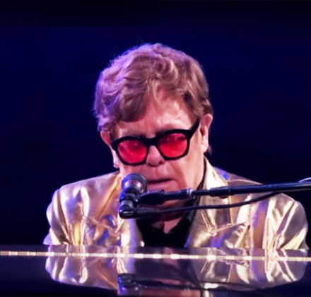 Έλτον Τζον: Βαθιά συγκινημένος έκλεισε το Φεστιβάλ του Γκλάστονμπερι