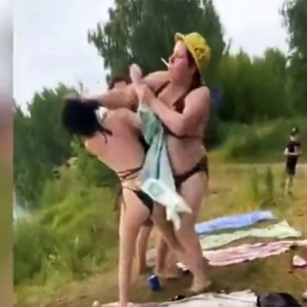 Ρωσία: Άγρια επίθεση σε νεαρή από άλλη γυναίκα - Θεώρησε προκλητικό το μαγιό που φορούσε