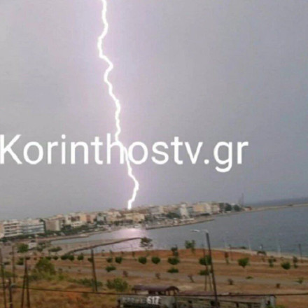 Viral: H στιγμή που κεραυνός έπεσε στο κέντρο της Κορίνθου [vid]