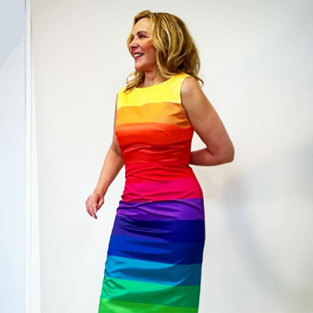 Kim Cattrall: Φωτογραφίζεται με το υπέροχο pride dress του Vassilis Zoulias