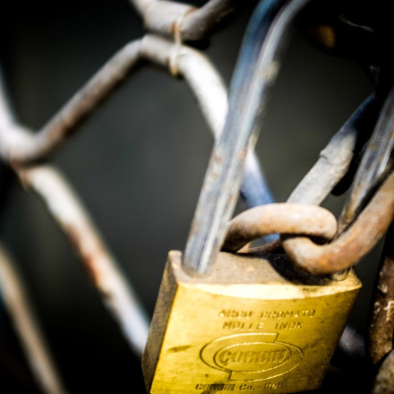 ΑΑΔΕ: Λουκέτα και πρόστιμα-φωτιά σε καφετέρια στην Γλυφάδα και σε ψησταριά στο Κουκάκι