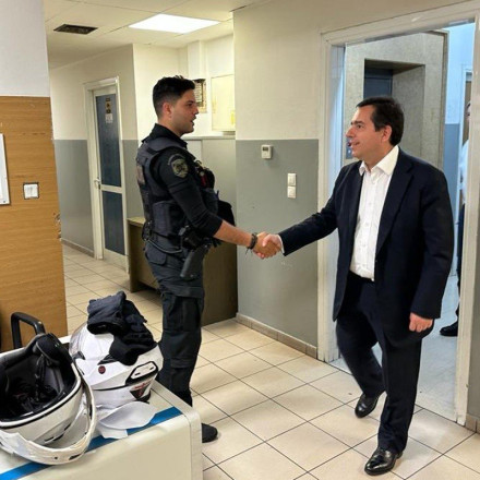 Νότης Μηταράκης: Αιφνιδιαστική επίσκεψη στο ΑΤ Ομονοίας τα μεσάνυχτα