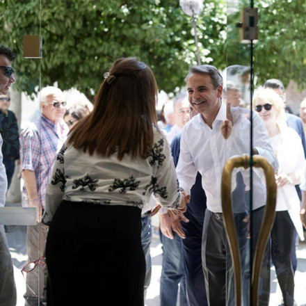 Μητσοτάκης στο Παλαιό Φάληρο: Συνομίλησε με καταστηματάρχες και περαστικούς