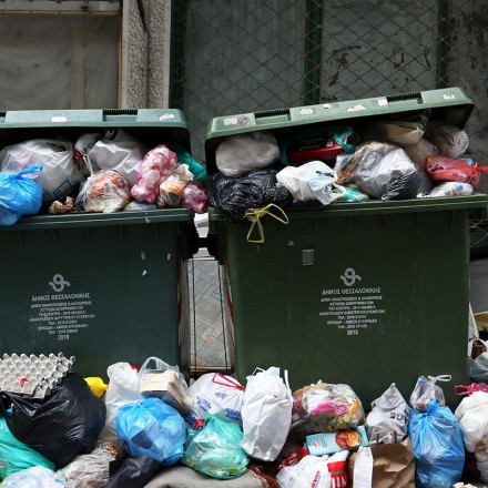 Θεσσαλονίκη: Πέταξε από λάθος σακούλα με κοσμήματα στα σκουπίδια - Η αντίδραση των εργαζομένων