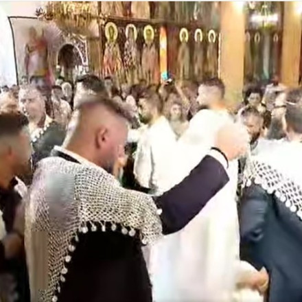 Viral ο γάμος στην Κρήτη με 11 κουμπάρους και χιλιάδες καλεσμένου εν μέσω καύσωνα
