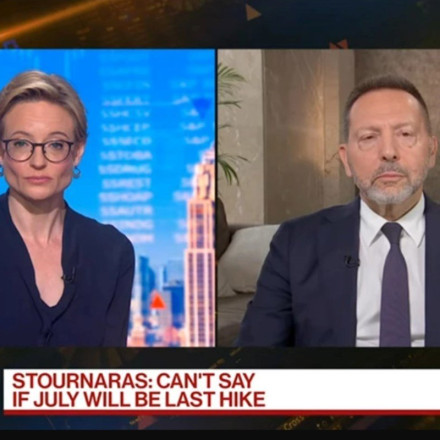 Στουρνάρας στο Bloomberg: Θέμα λίγων εβδομάδων ή ημερών η επενδυτική βαθμίδα