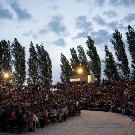 Kαύσωνας «Κλέων»: Ποια θεατρική παράσταση ακυρώνεται στο Θέατρο Βράχων