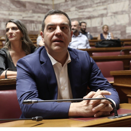 ΣΥΡΙΖΑ: Να φύγουν οι Σπαρτιάτες από τα έδρανα πίσω μας - Παρέμβαση Τσίπρα