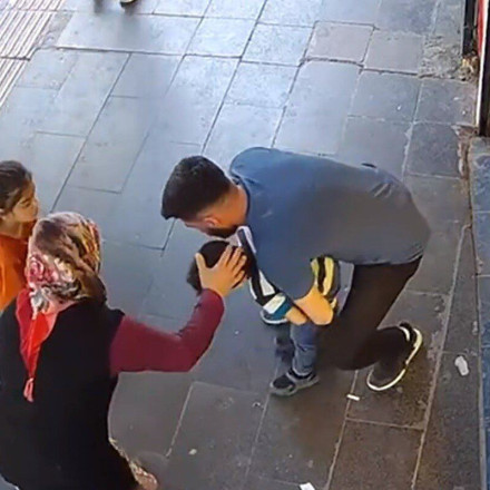 Τουρκία: Δραματική διάσωση ενός 5χρονου που πνιγόταν από ένα κομμάτι ζάχαρης [vid]