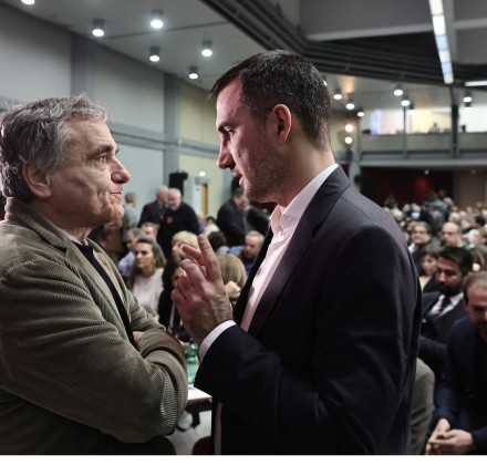 Ώρα αποφάσεων για τον Χαρίτση - Παραμονεύει ο Τσακαλώτος Ώρα αποφάσεων για τον Χαρίτση - Παραμονεύει ο Τσακαλώτος