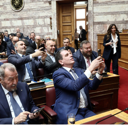 Κοινοβουλευτική ομάδα ΝΔ: Οι illuminati, οι εμίρηδες και οι κακομοίρηδες