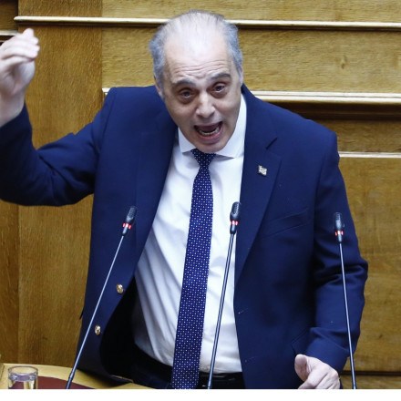 Βουλή: Στα ύψη η ένταση για την παραίτηση Παπαδημητρίου