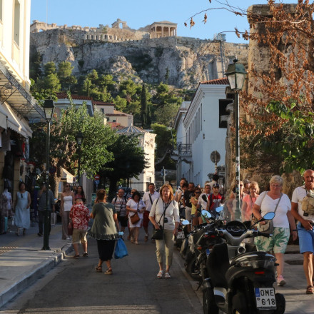 Η ώρα της κρίσης για τα Airbnb στην Πλάκα - Αποφασίζει το Συμβούλιο της Επικρατείας