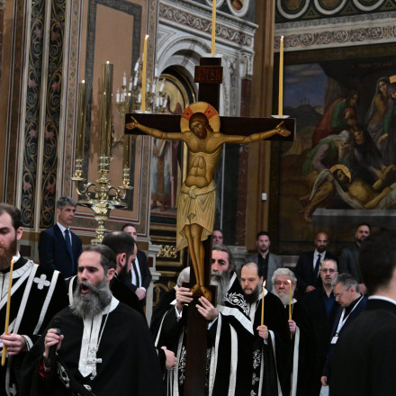 Μεγάλη Πέμπτη: Σήμερον Κρεμάται επί Ξύλου - Η Σταύρωση και τα 12 Ευαγγέλια