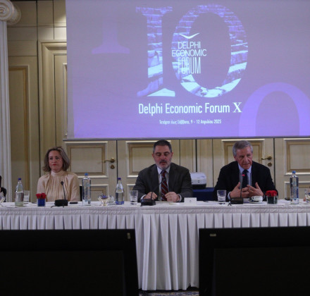 Δέκα Χρόνια Οικονομικό Φόρουμ των Δελφών: Δίαυλος διαλόγου στην εποχή των μεγάλων ανακατατάξεων Δέκα Χρόνια Οικονομικό Φόρουμ των Δελφών: Δίαυλος διαλόγου στην εποχή των μεγάλων ανακατατάξεων