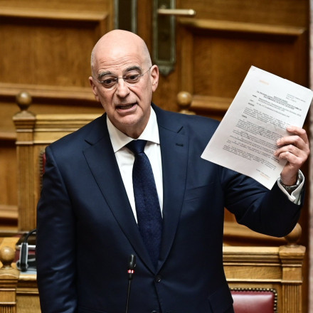 Χαμός με τα εξοπλιστικά στη Βουλή: Αναβολή ενημέρωσης ζητά η αντιπολίτευση – Έκρηξη Δένδια