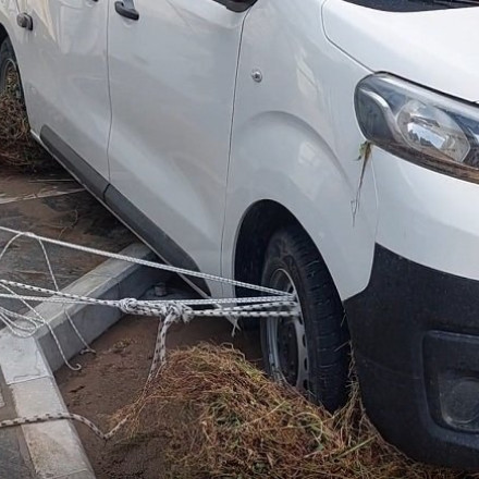 Πάρος: Έδεσε με σχοινιά το όχημά του για να μην παρασυρθεί από τα ορμητικά νερά