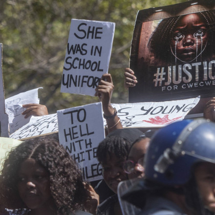 Νότια Αφρική: Χιλιάδες άνθρωποι στους δρόμους για τον βιασμό ενός 7χρονου κοριτσιού μέσα σε σχολείο